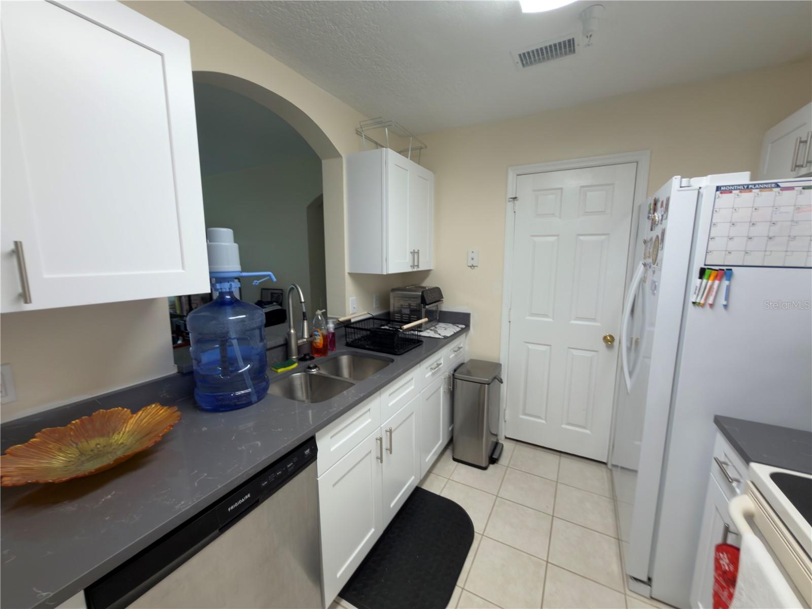 Image 8 of 21 For 3930 Southpointe Drive 205