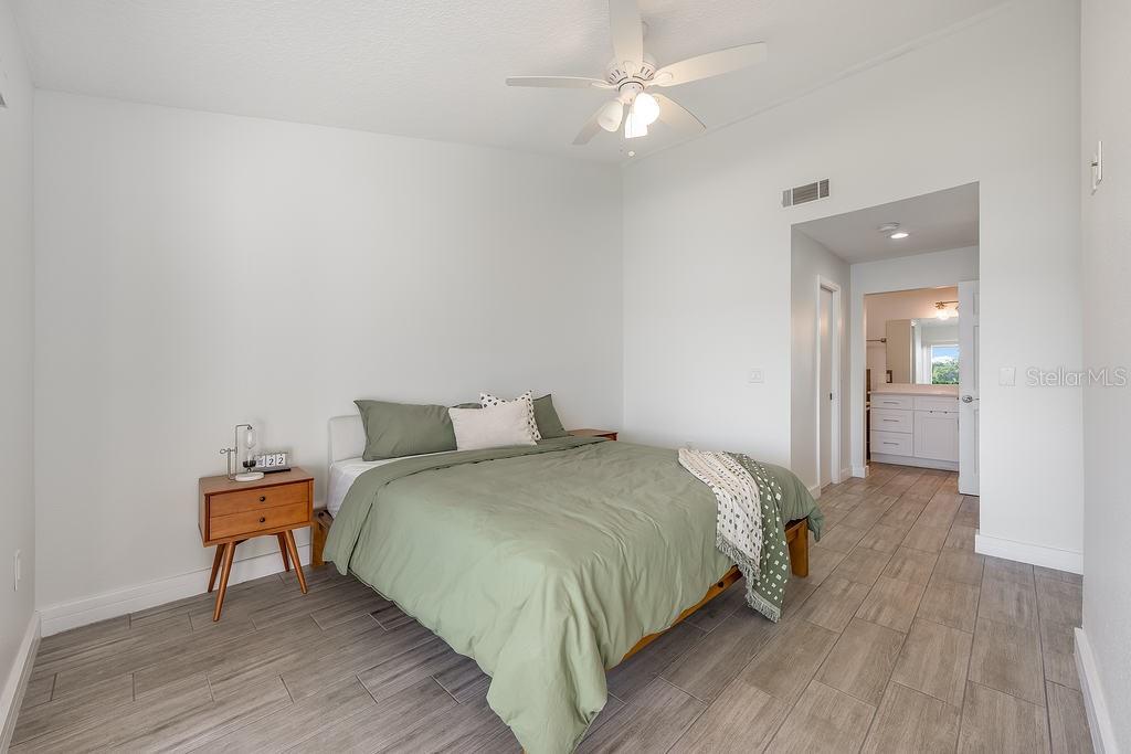 Image 11 of 30 For 4117 Fairview Vista Point 305