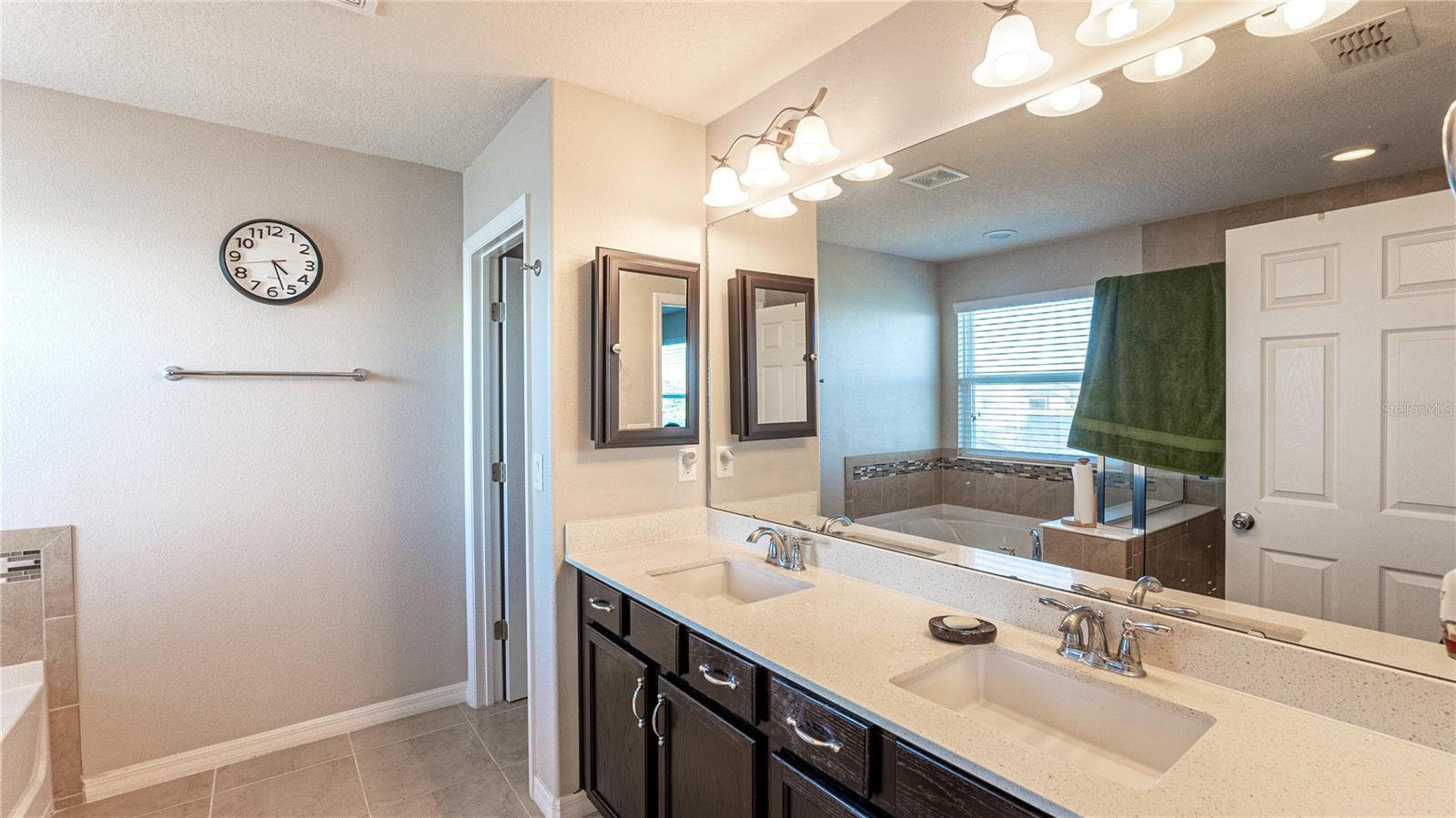 Listing photo id 13 for 2515 Fontaine Drive