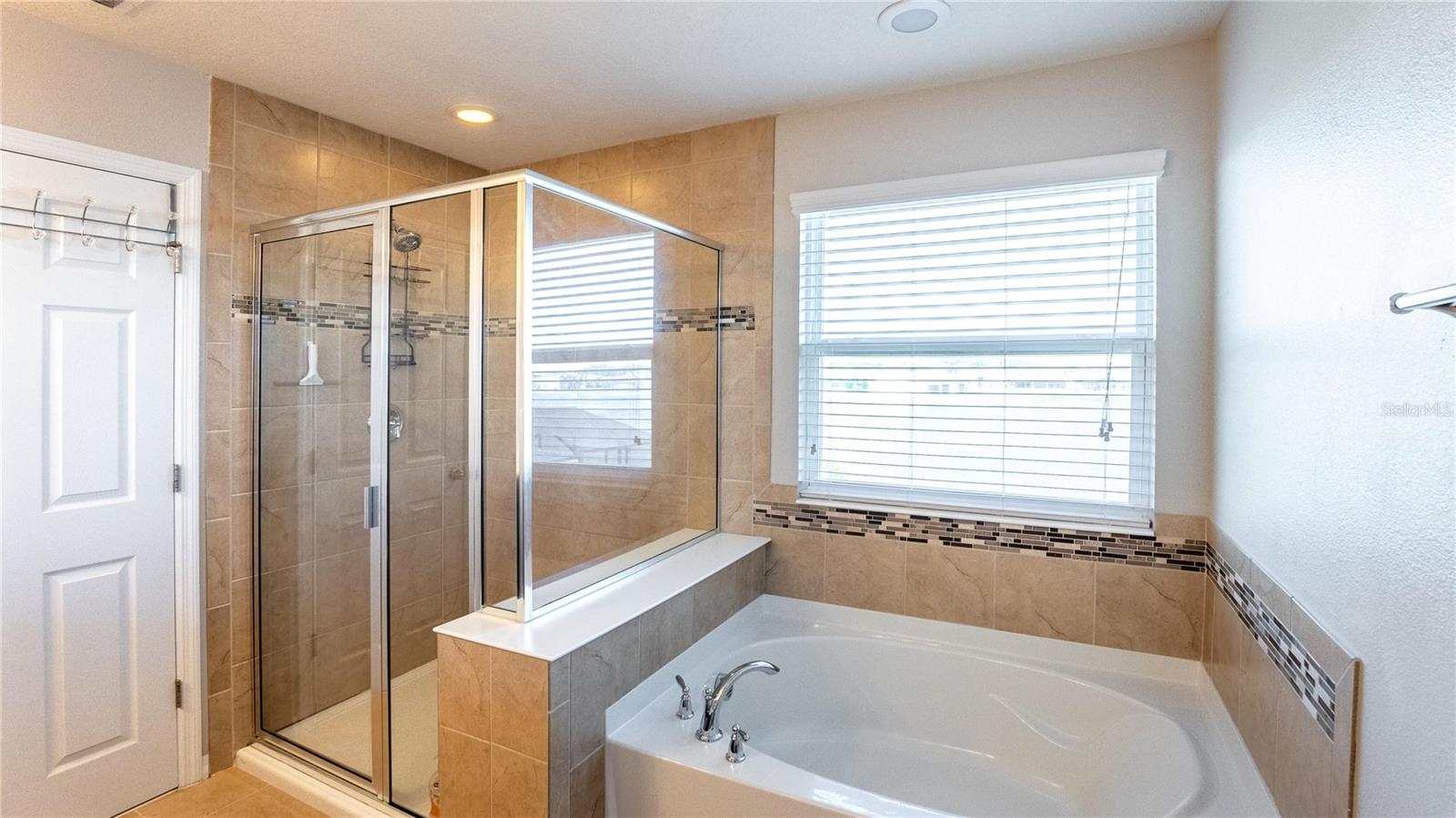 Listing photo id 14 for 2515 Fontaine Drive