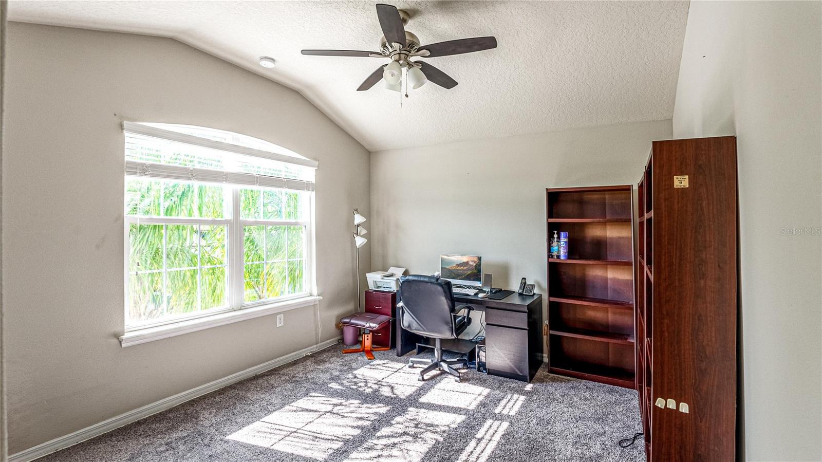 Listing photo id 17 for 2515 Fontaine Drive