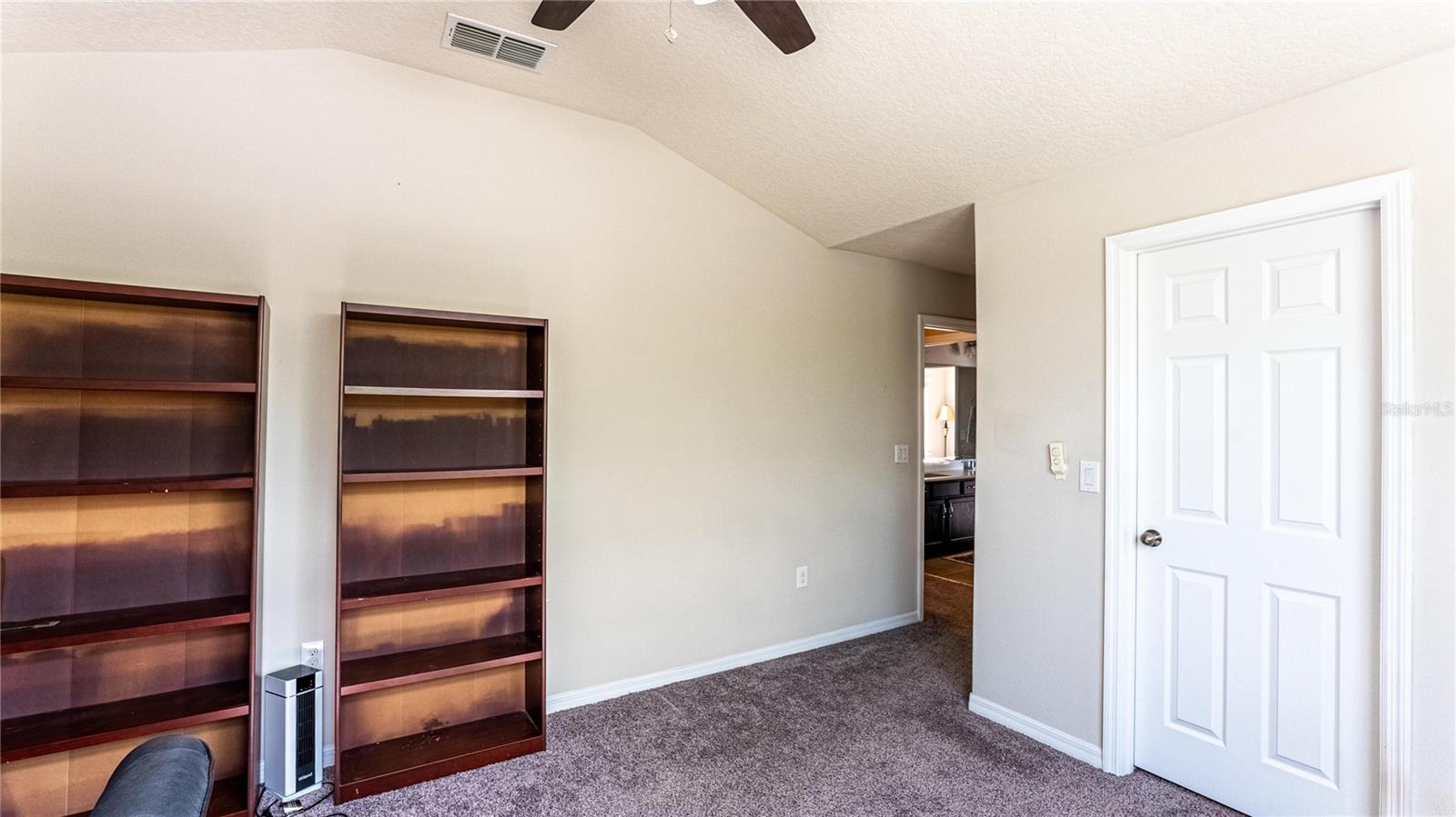 Listing photo id 18 for 2515 Fontaine Drive