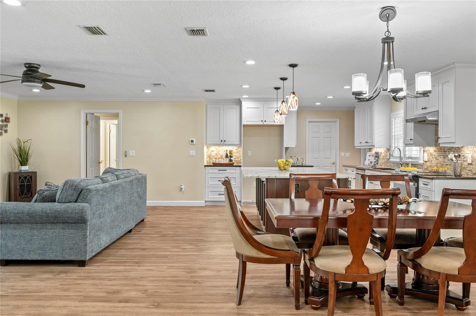 Listing photo id 9 for 516 Puerta Court