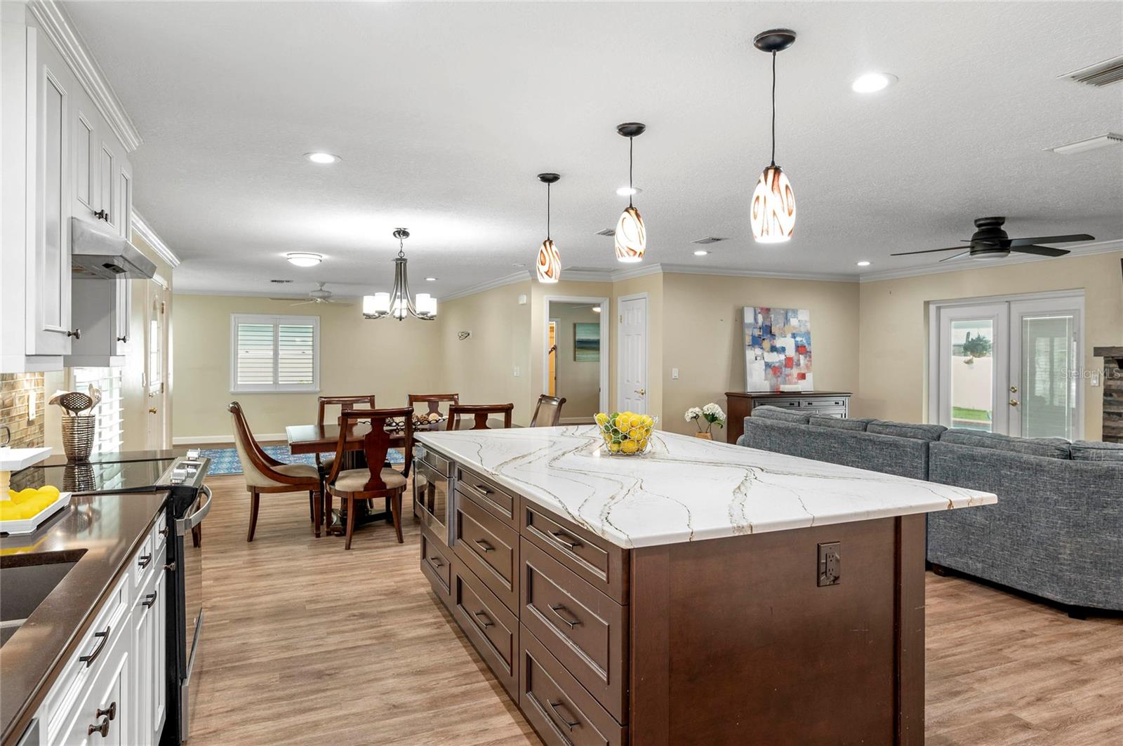 Listing photo id 3 for 516 Puerta Court