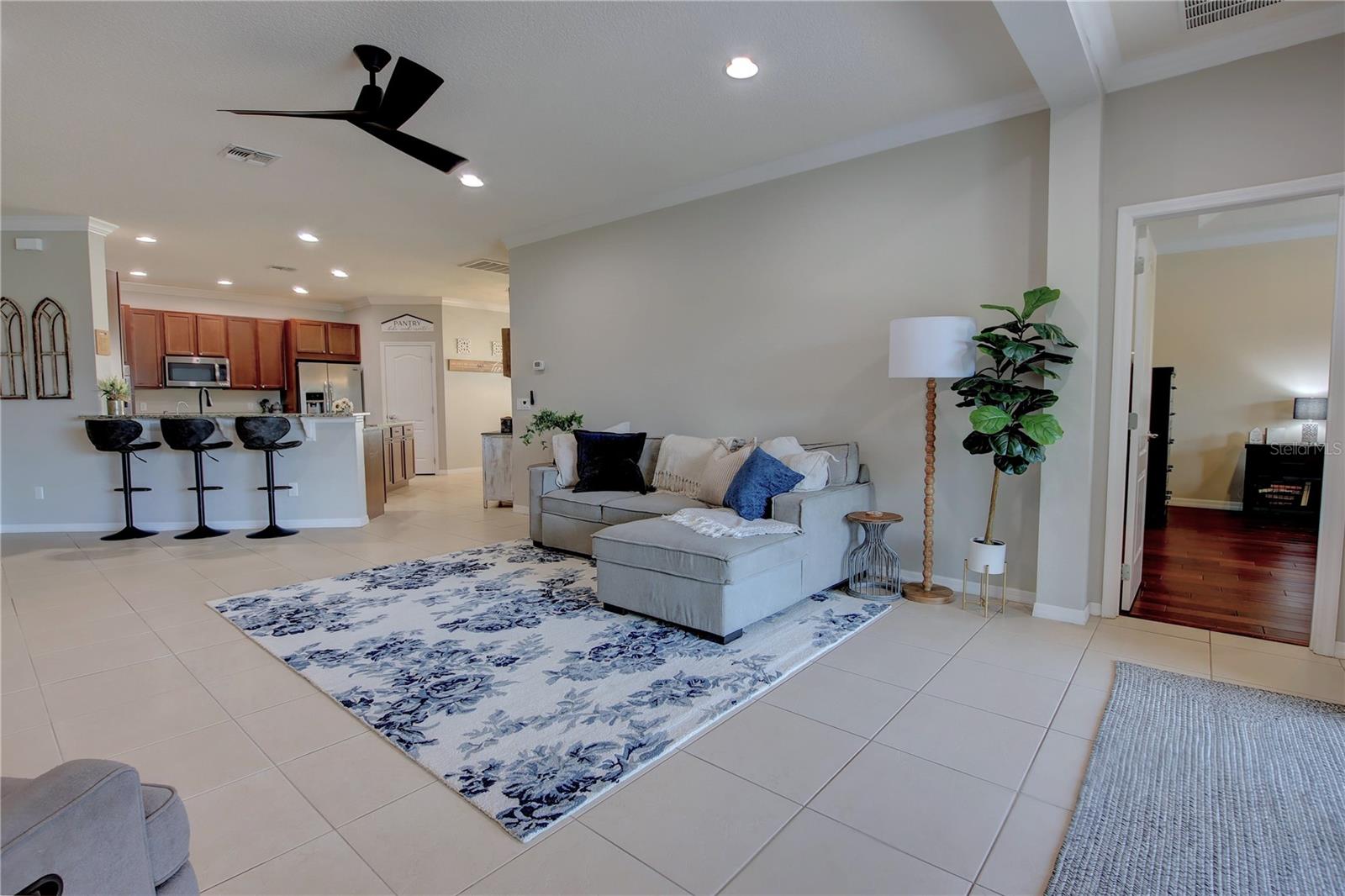 Image 9 of 42 For 927 Sherbourne Circle