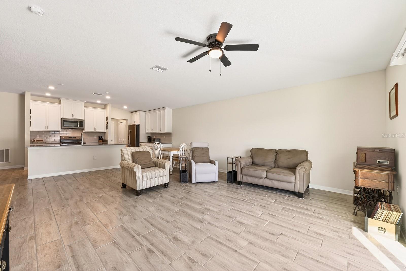 Listing photo id 8 for 5347 Travertine Street