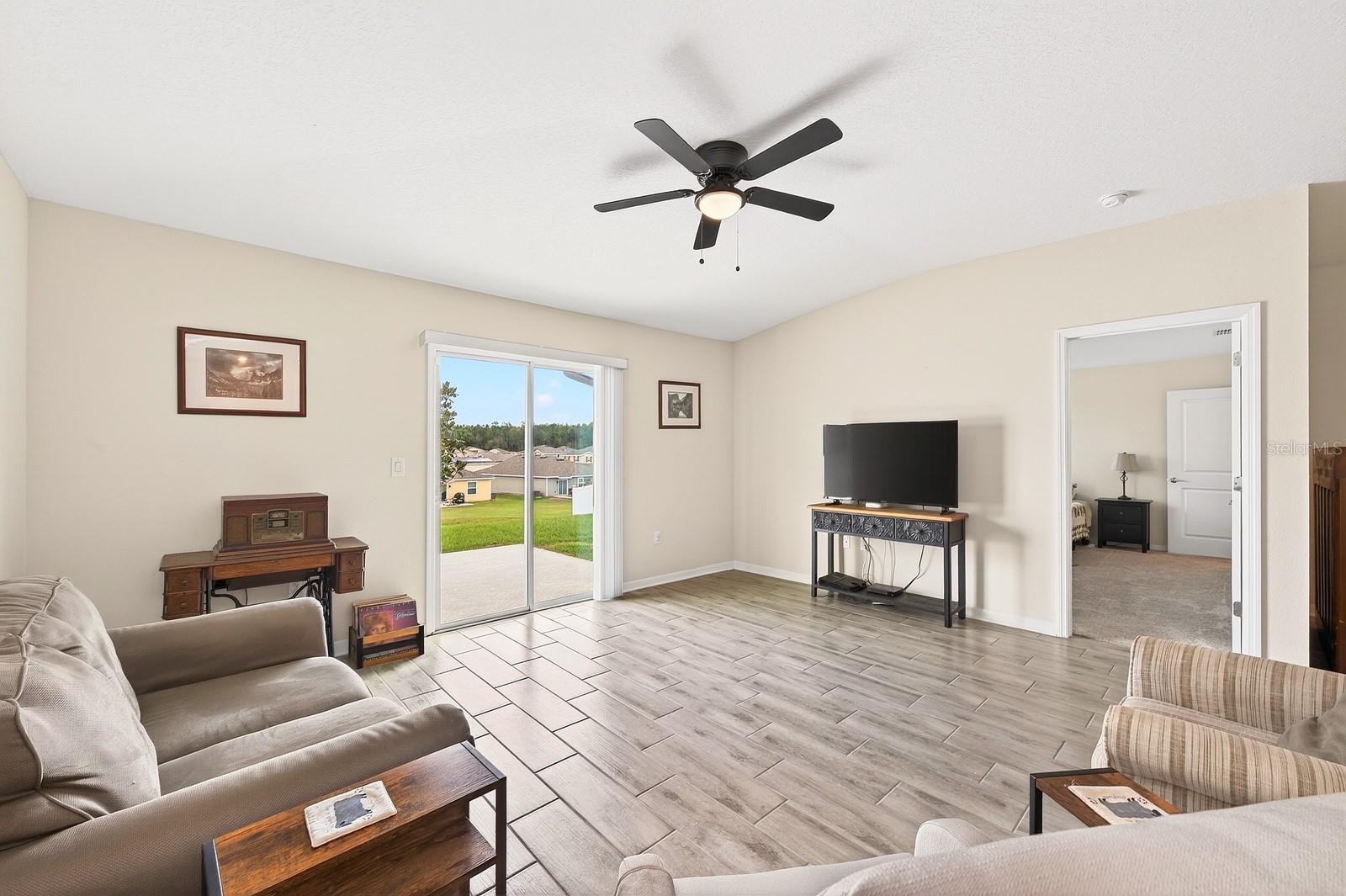 Listing photo id 9 for 5347 Travertine Street