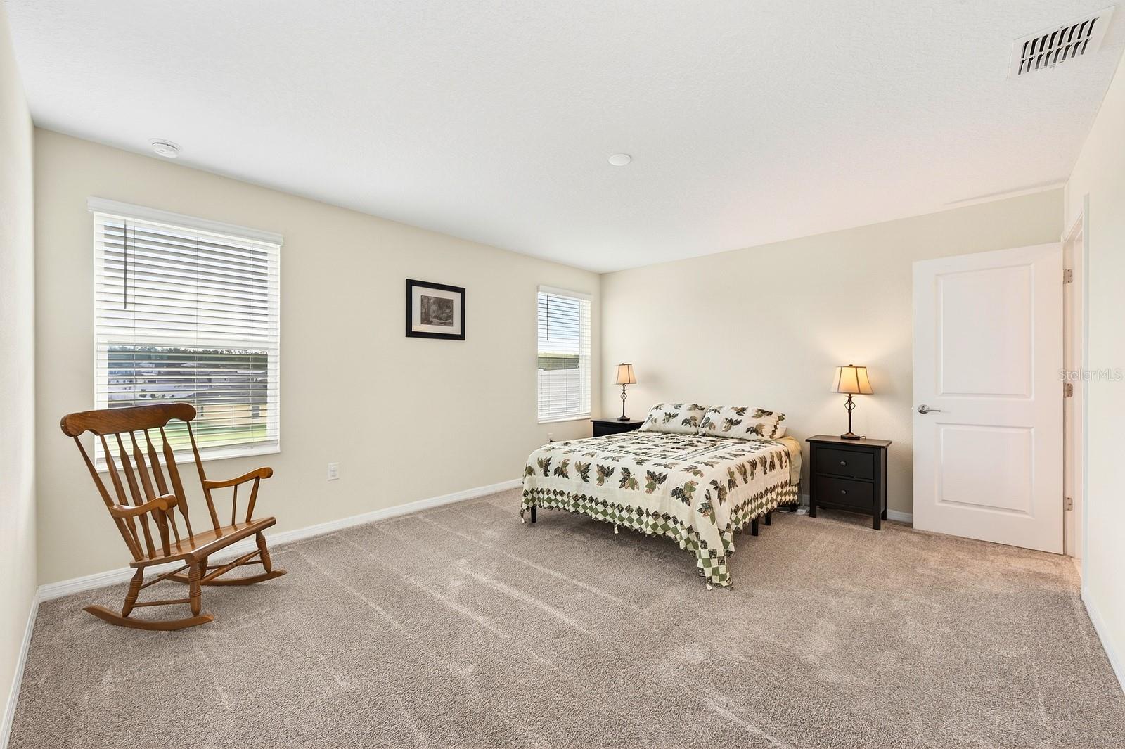 Listing photo id 11 for 5347 Travertine Street