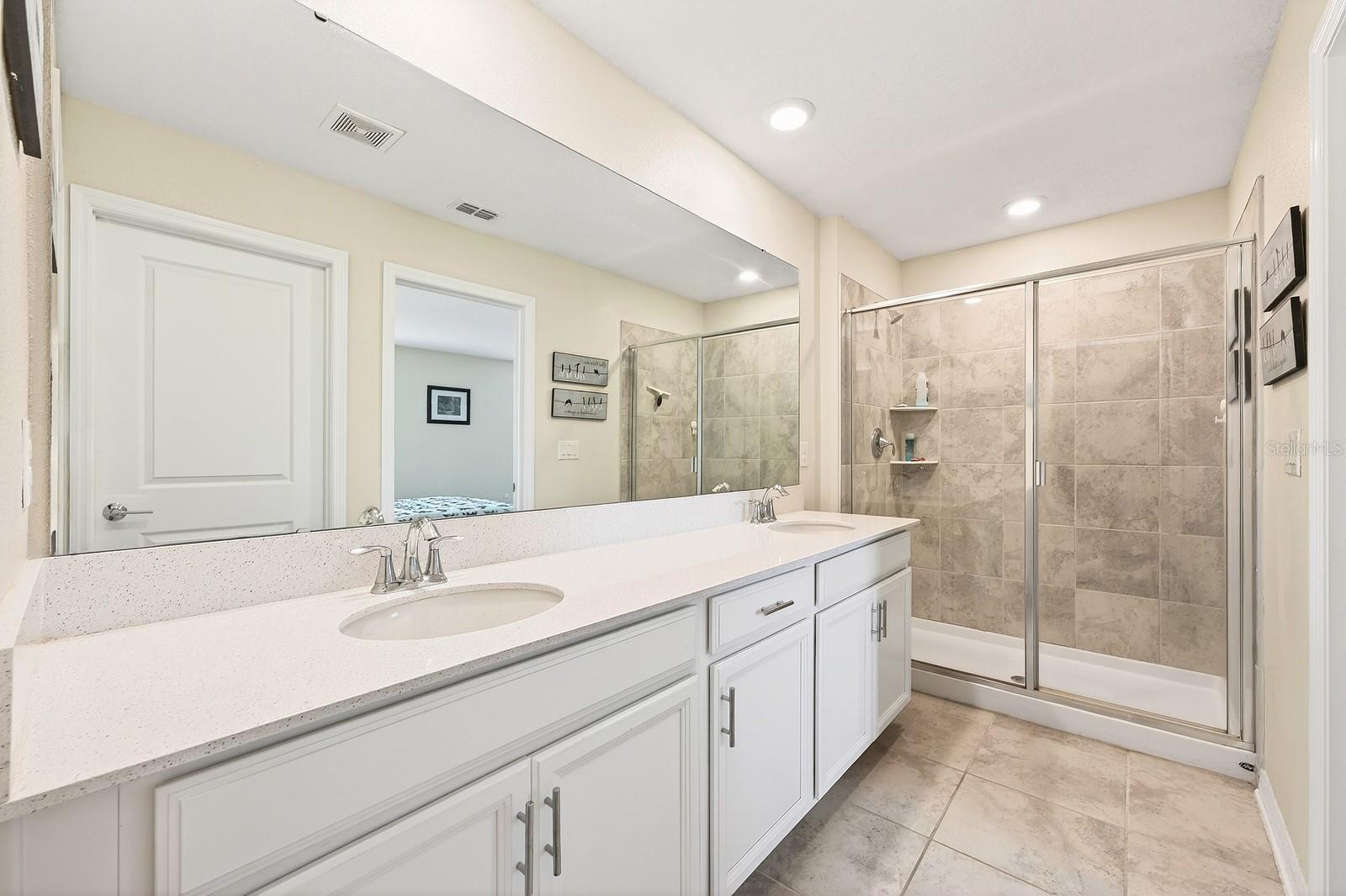 Listing photo id 13 for 5347 Travertine Street