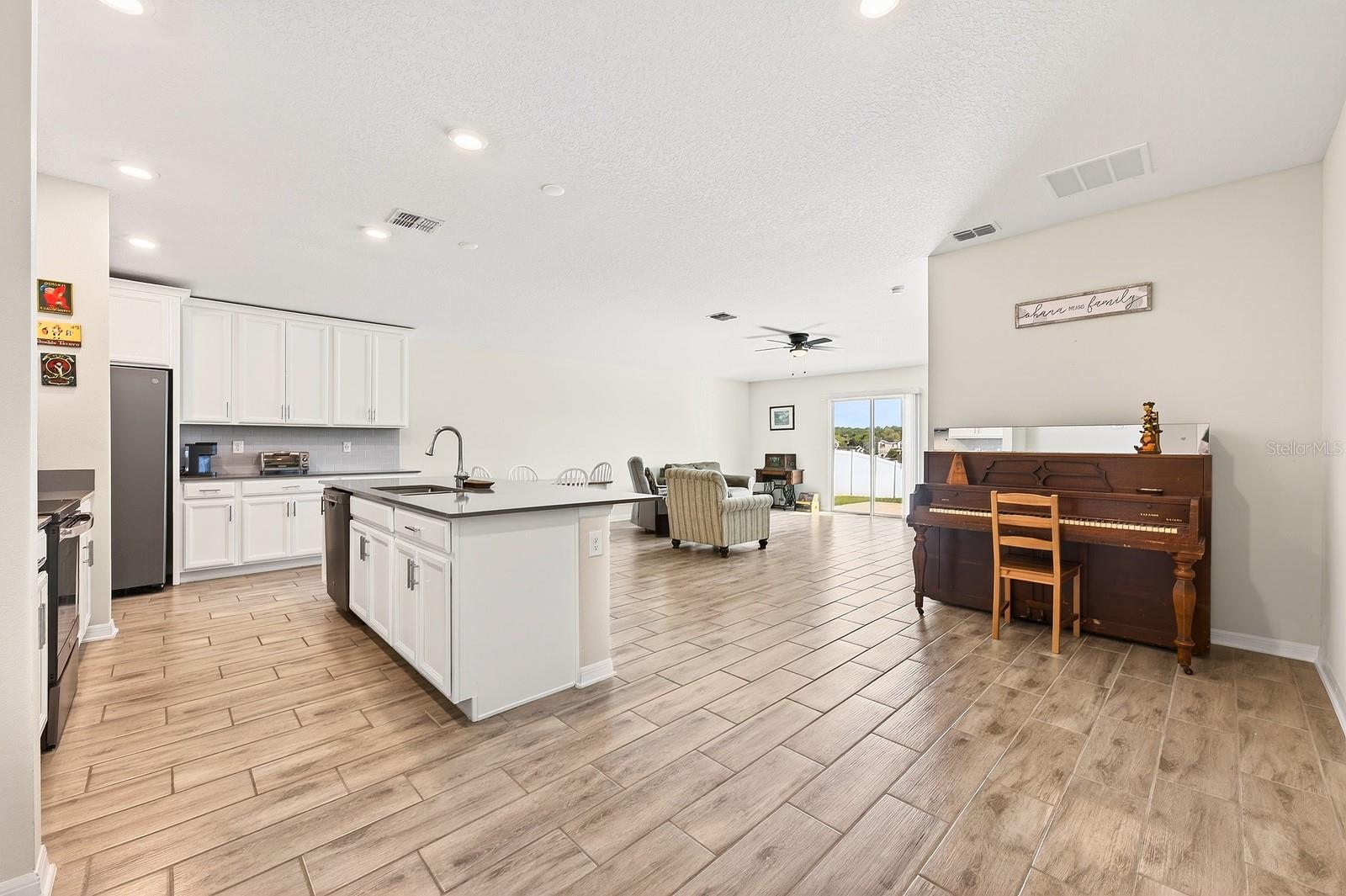 Listing photo id 2 for 5347 Travertine Street