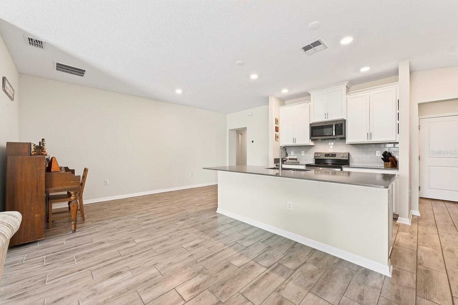 Listing photo id 3 for 5347 Travertine Street