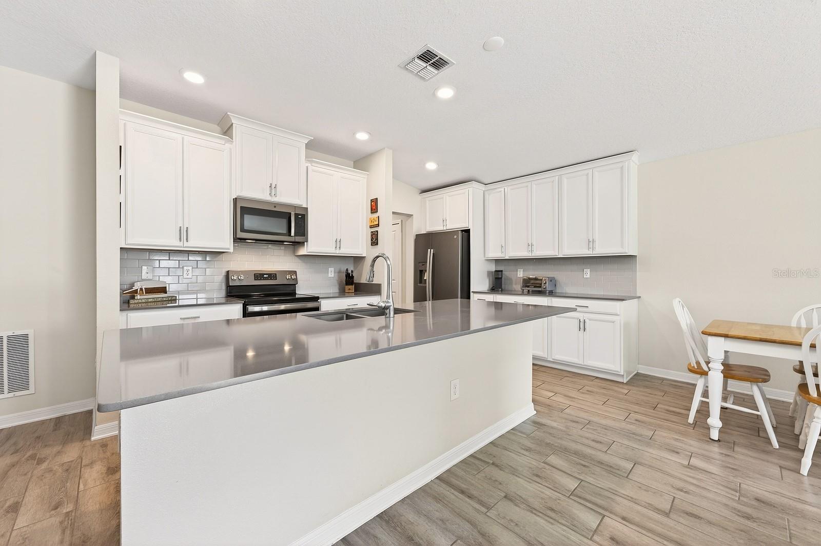 Listing photo id 4 for 5347 Travertine Street