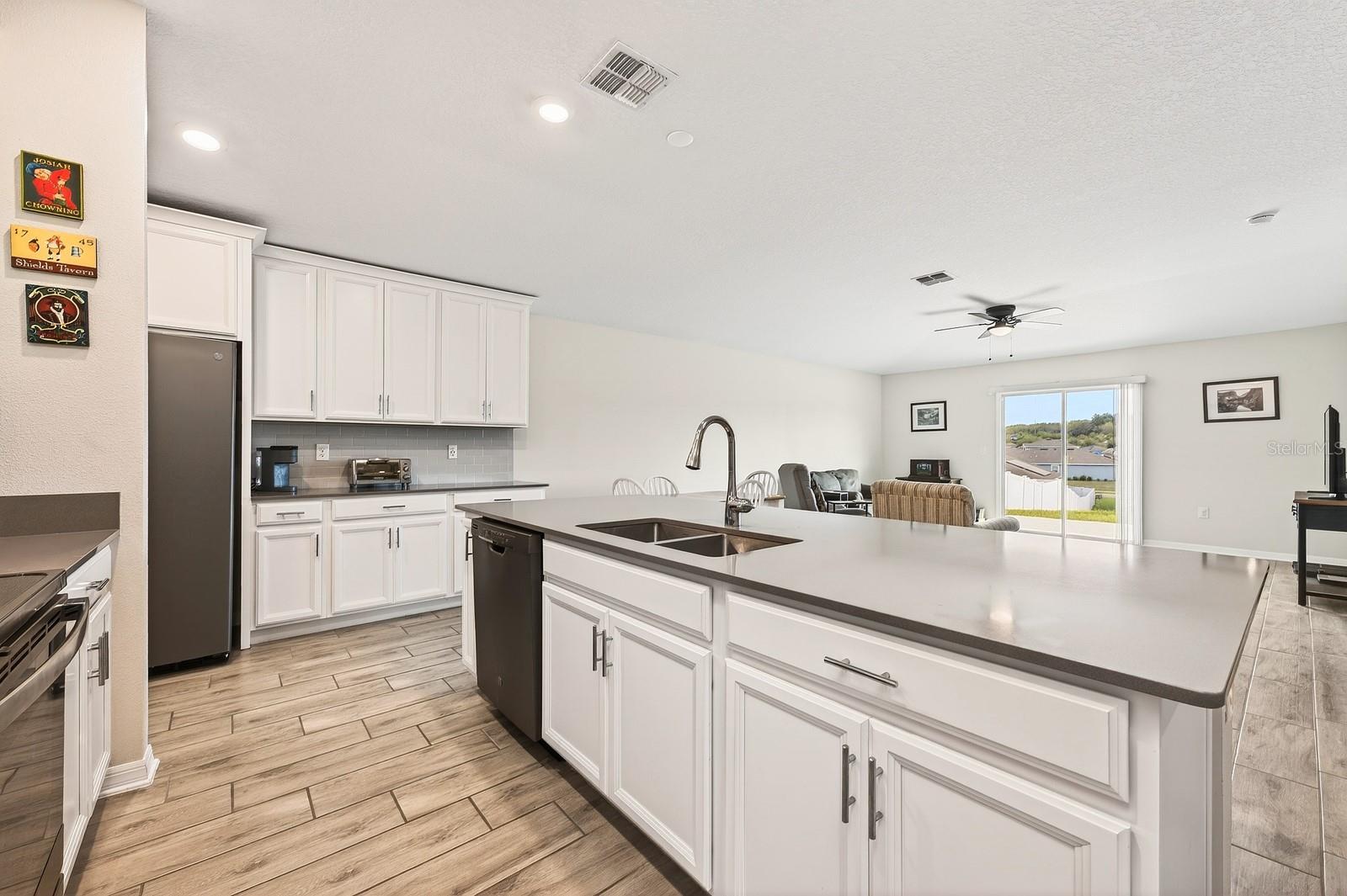 Listing photo id 7 for 5347 Travertine Street
