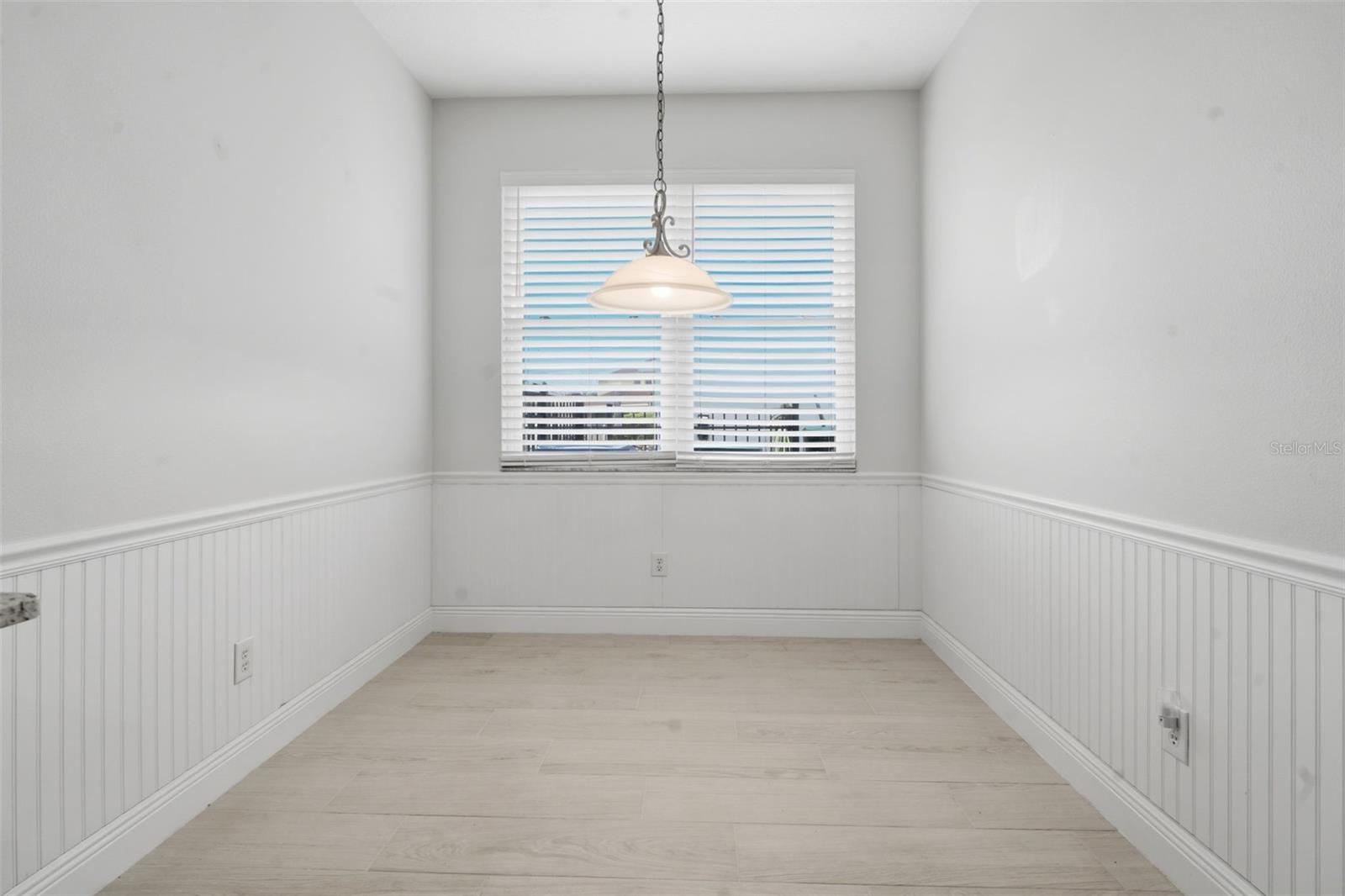 Image 11 of 44 For 2446 Strandhill Street