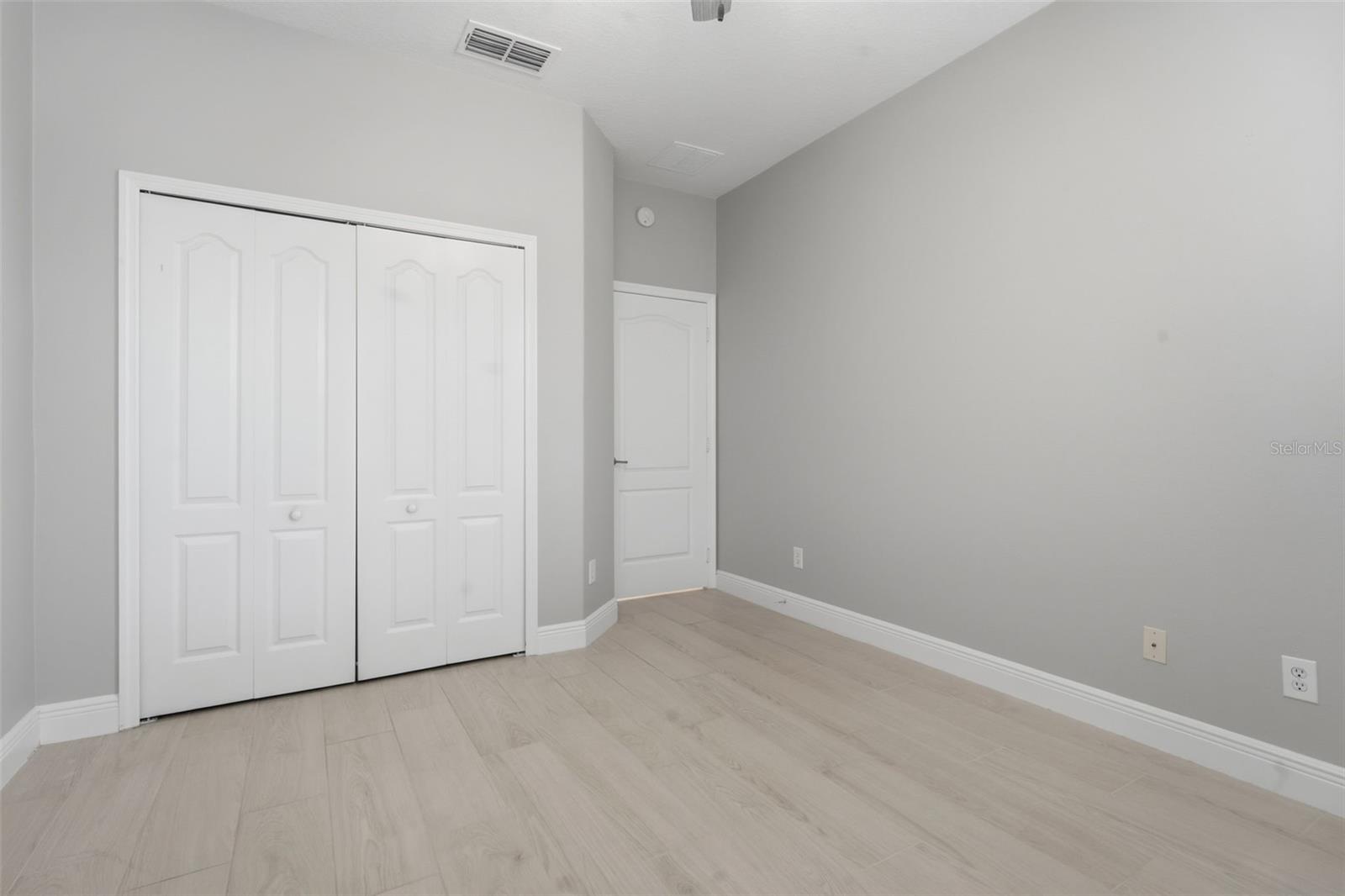 Image 17 of 44 For 2446 Strandhill Street