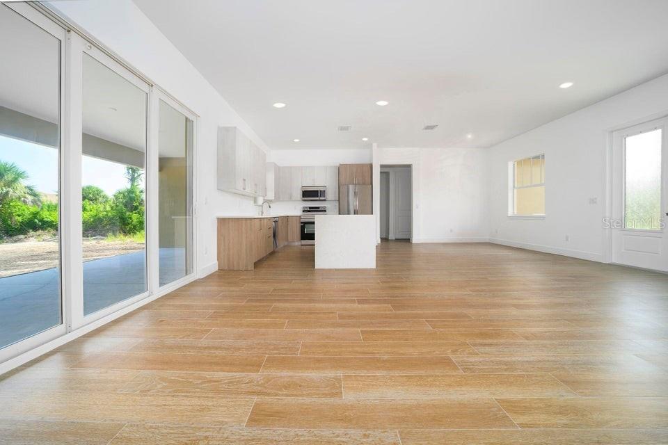 Image 12 of 27 For 15633 Lakeland Circle