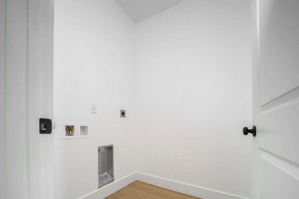 Image 14 of 27 For 15633 Lakeland Circle