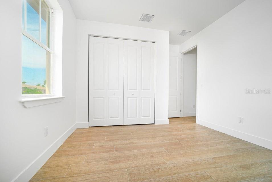 Image 16 of 27 For 15633 Lakeland Circle