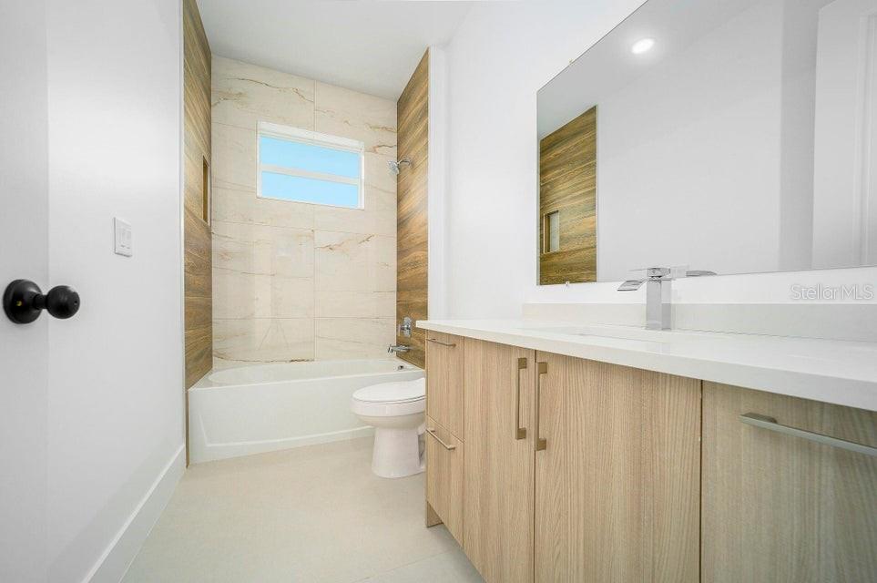 Image 17 of 27 For 15633 Lakeland Circle