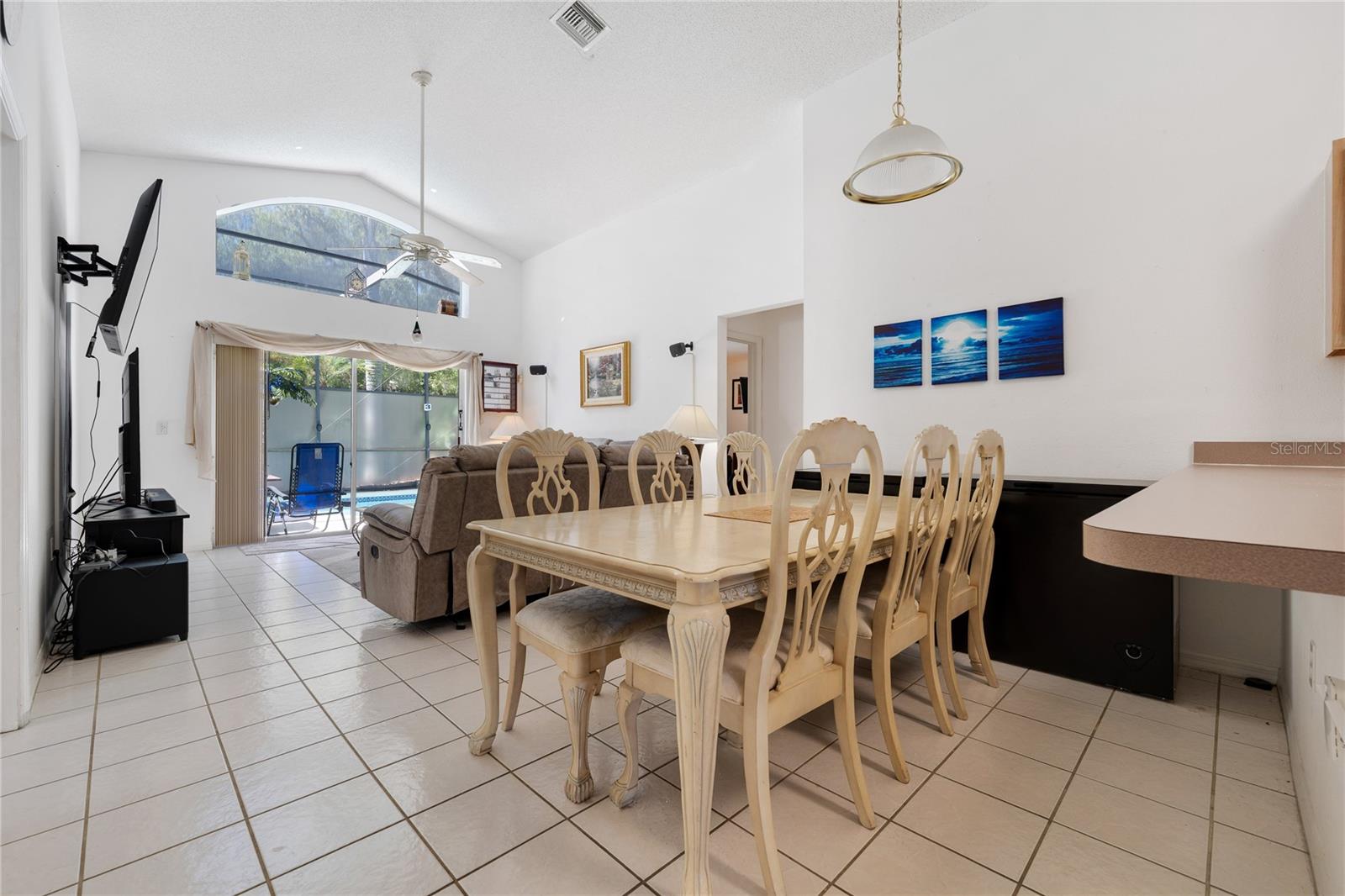 Image 6 of 27 For 1045 Lake Berkley Drive E