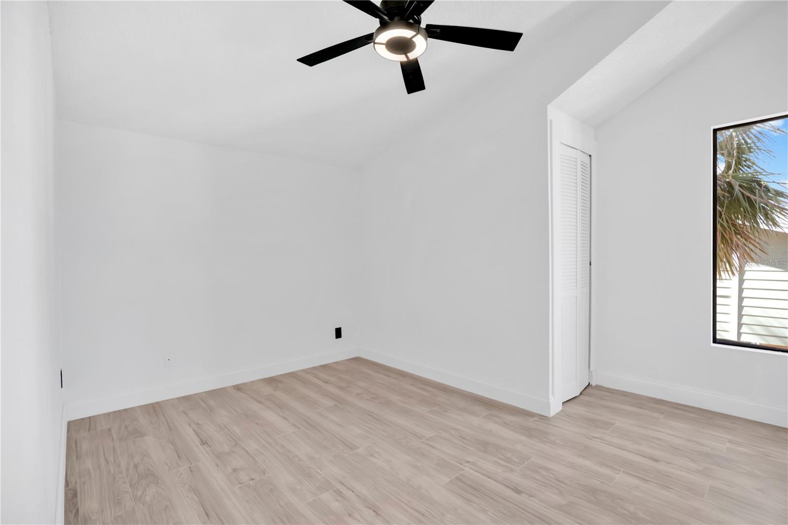 Image 18 of 29 For 207 Oleander Avenue