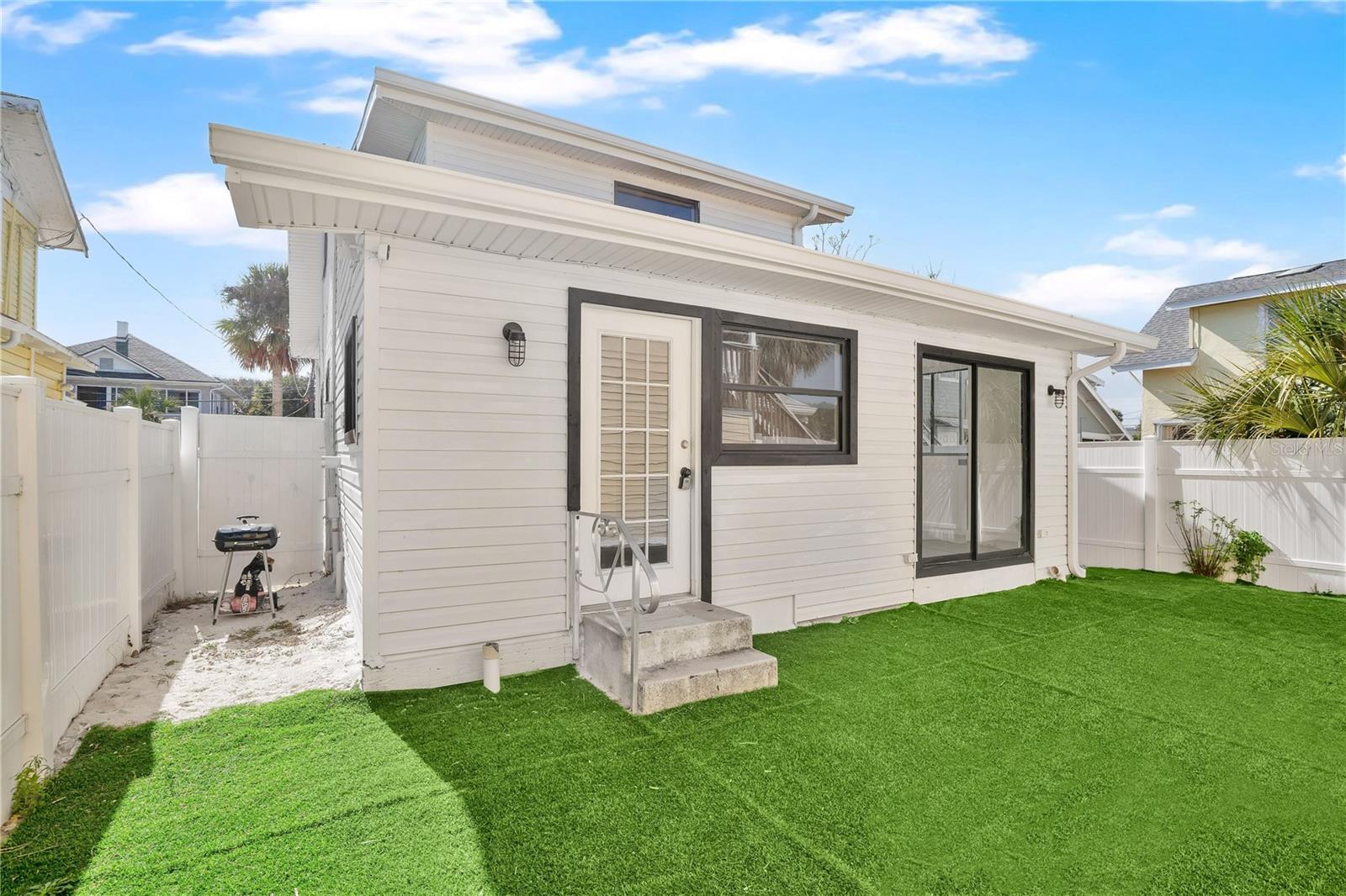 Image 22 of 29 For 207 Oleander Avenue