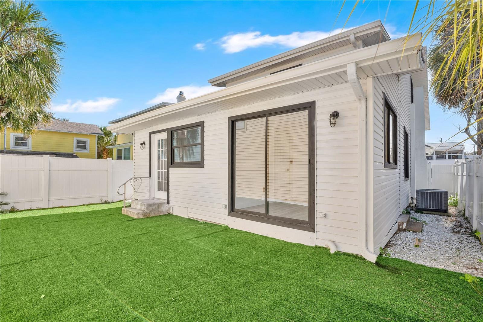 Image 23 of 29 For 207 Oleander Avenue