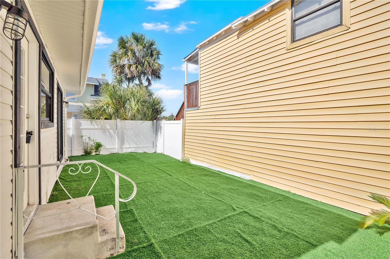 Image 24 of 29 For 207 Oleander Avenue