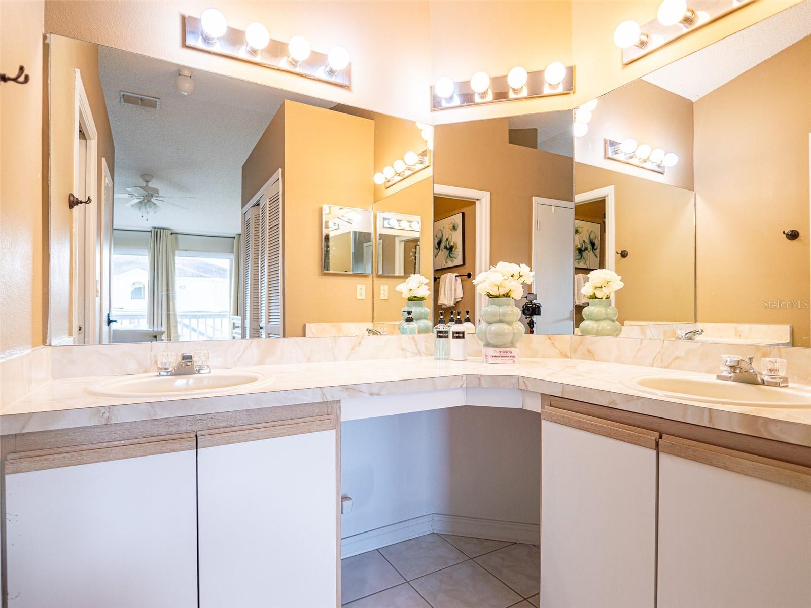 Listing photo id 10 for 3204 Sabal Palms Court B