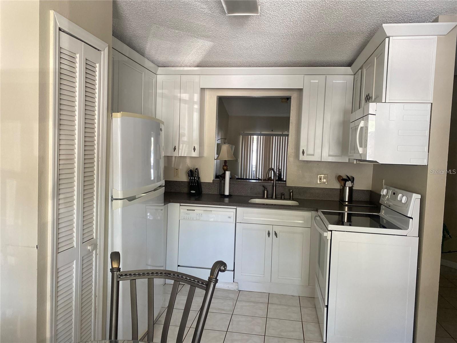 Listing photo id 5 for 3204 Sabal Palms Court B