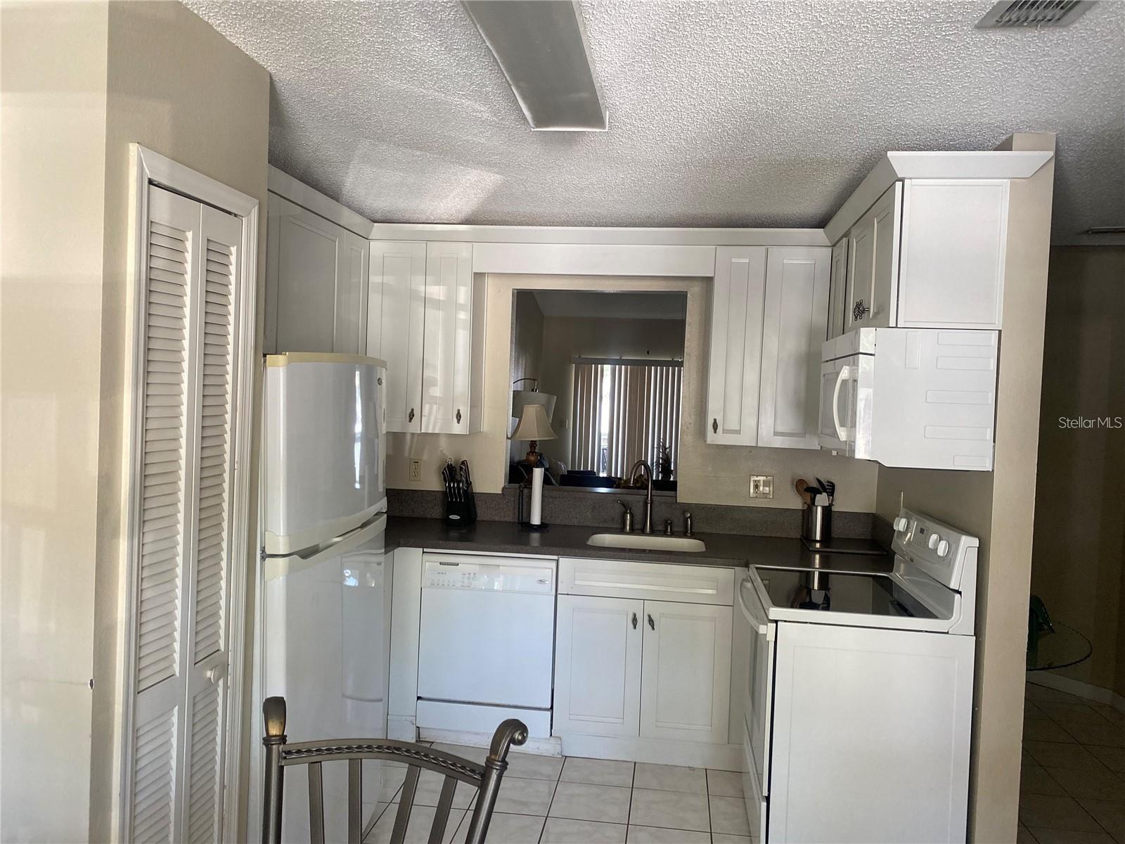 Listing photo id 6 for 3204 Sabal Palms Court B