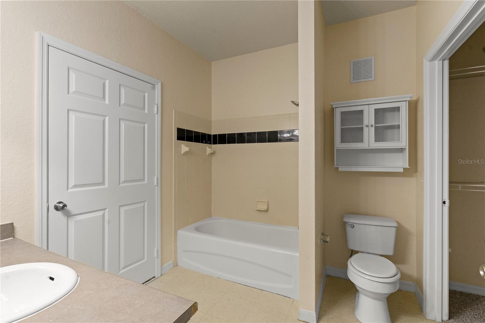 Image 17 of 39 For 6021 Westgate Drive 823