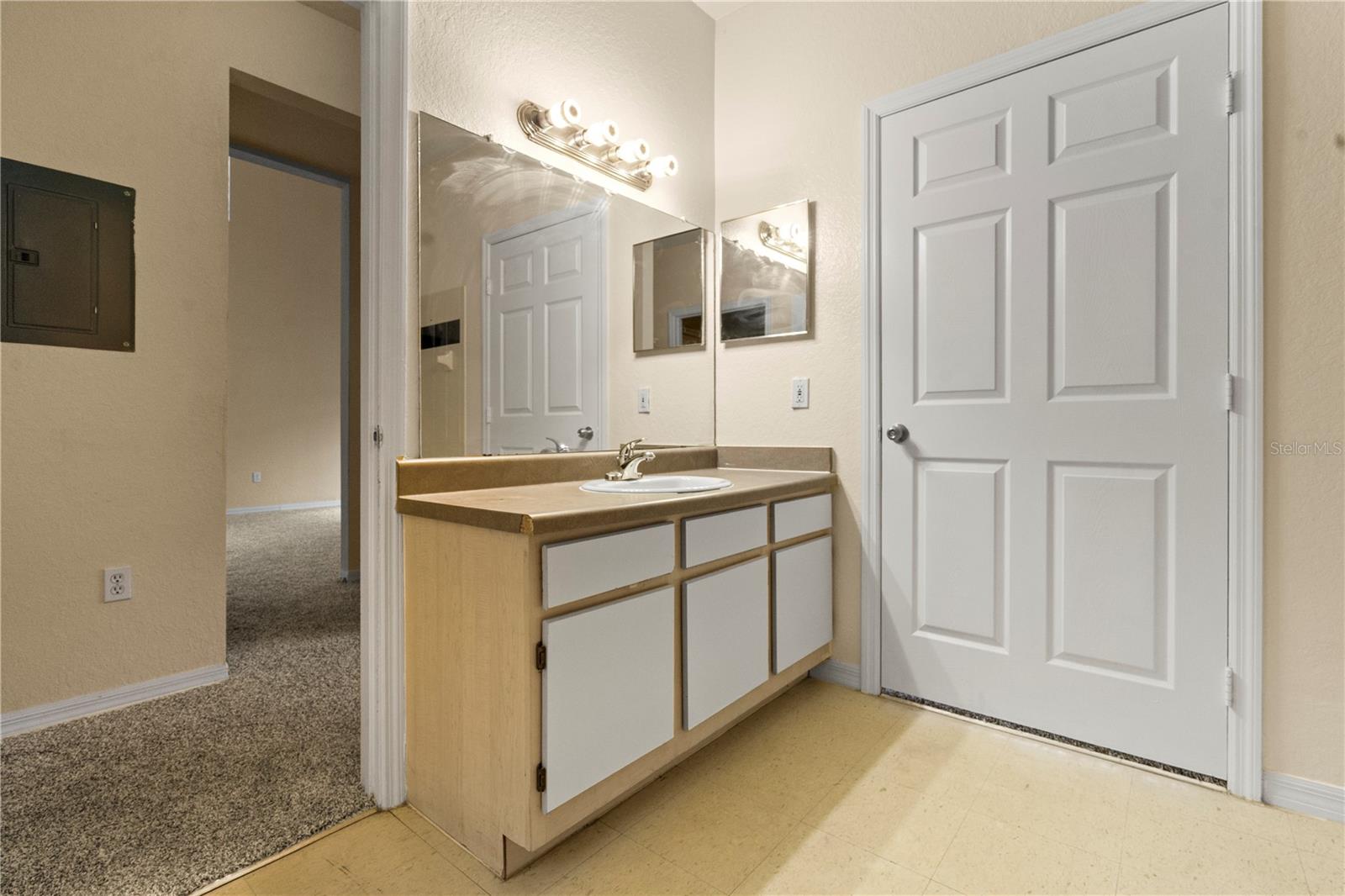 Image 18 of 39 For 6021 Westgate Drive 823