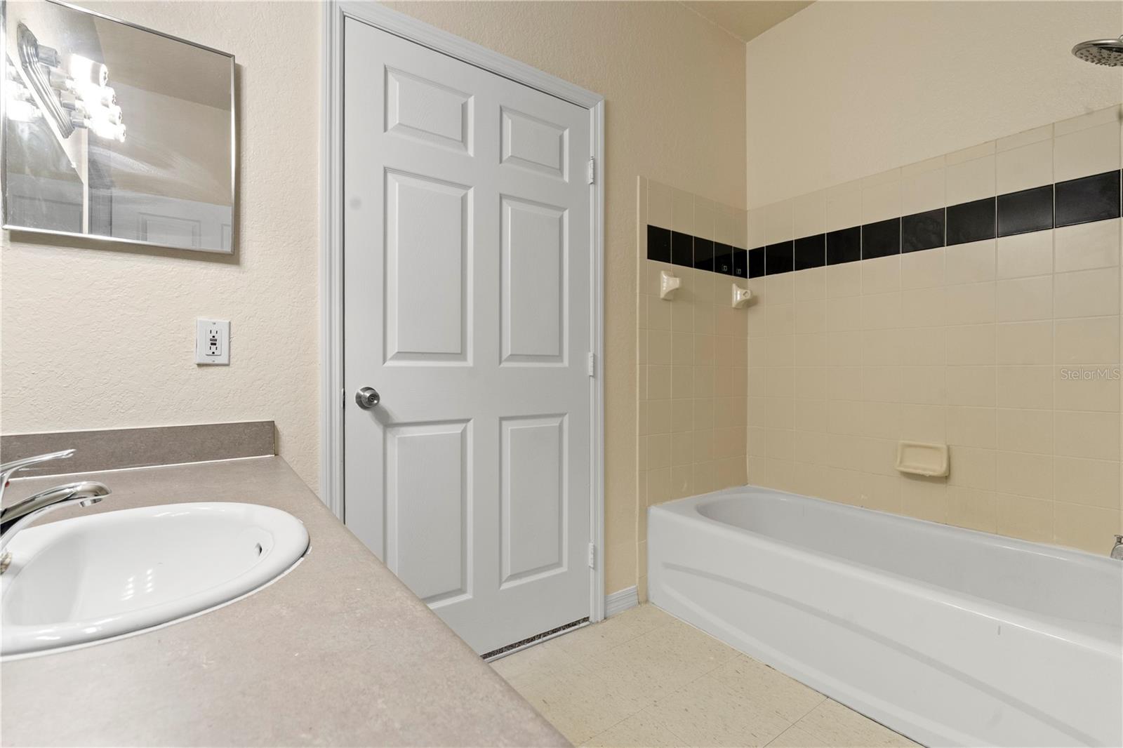 Image 19 of 39 For 6021 Westgate Drive 823