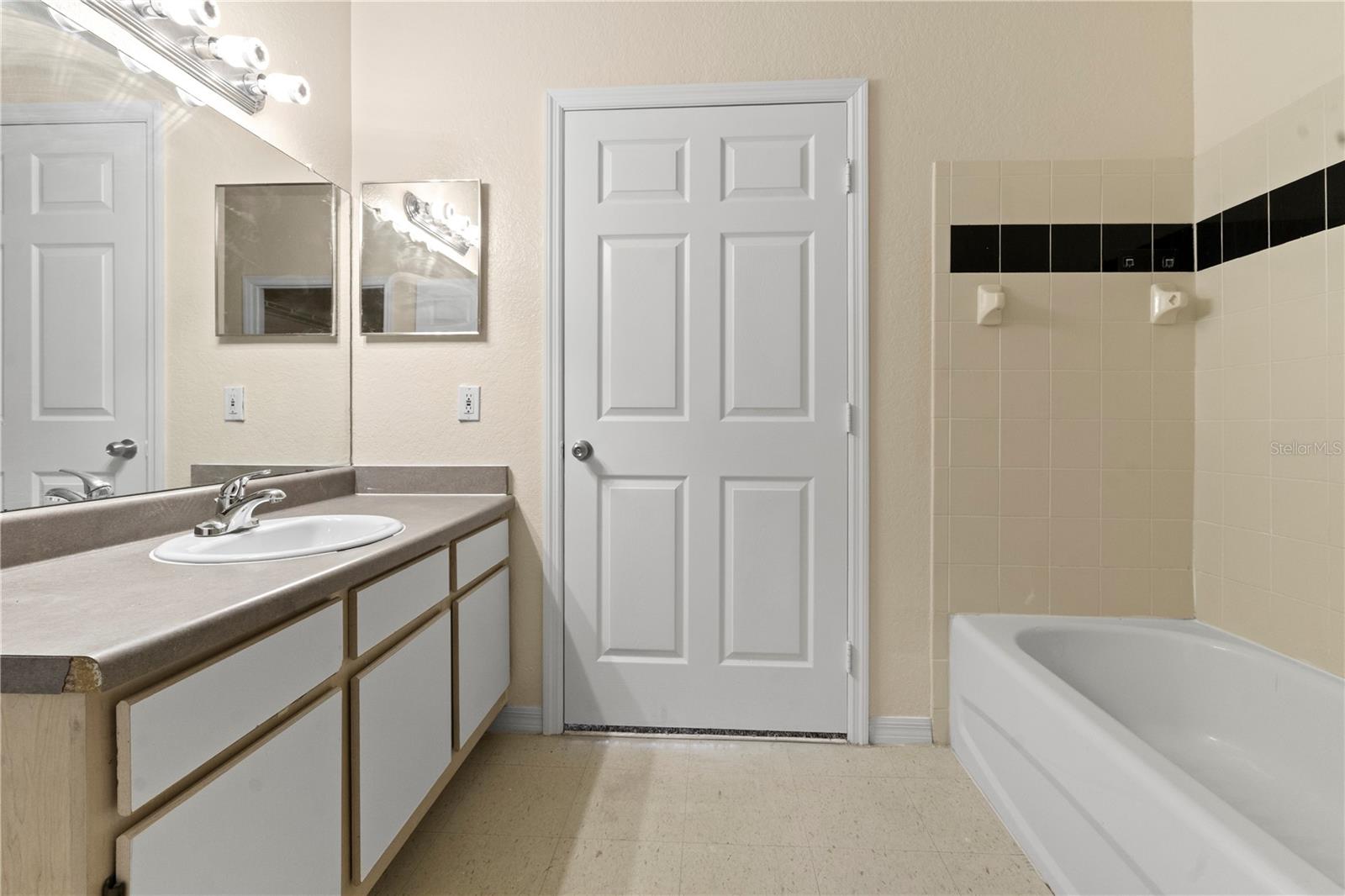 Image 20 of 39 For 6021 Westgate Drive 823