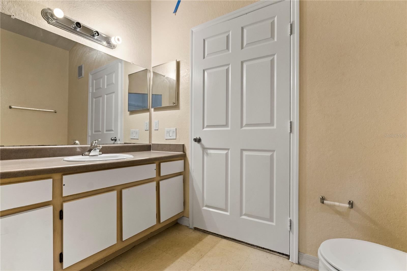 Image 22 of 39 For 6021 Westgate Drive 823