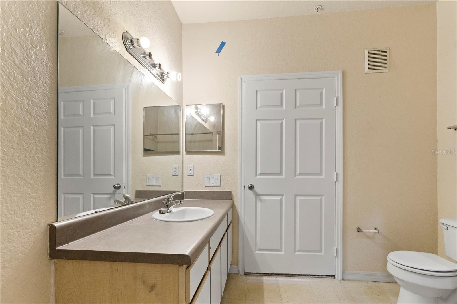 Image 23 of 39 For 6021 Westgate Drive 823