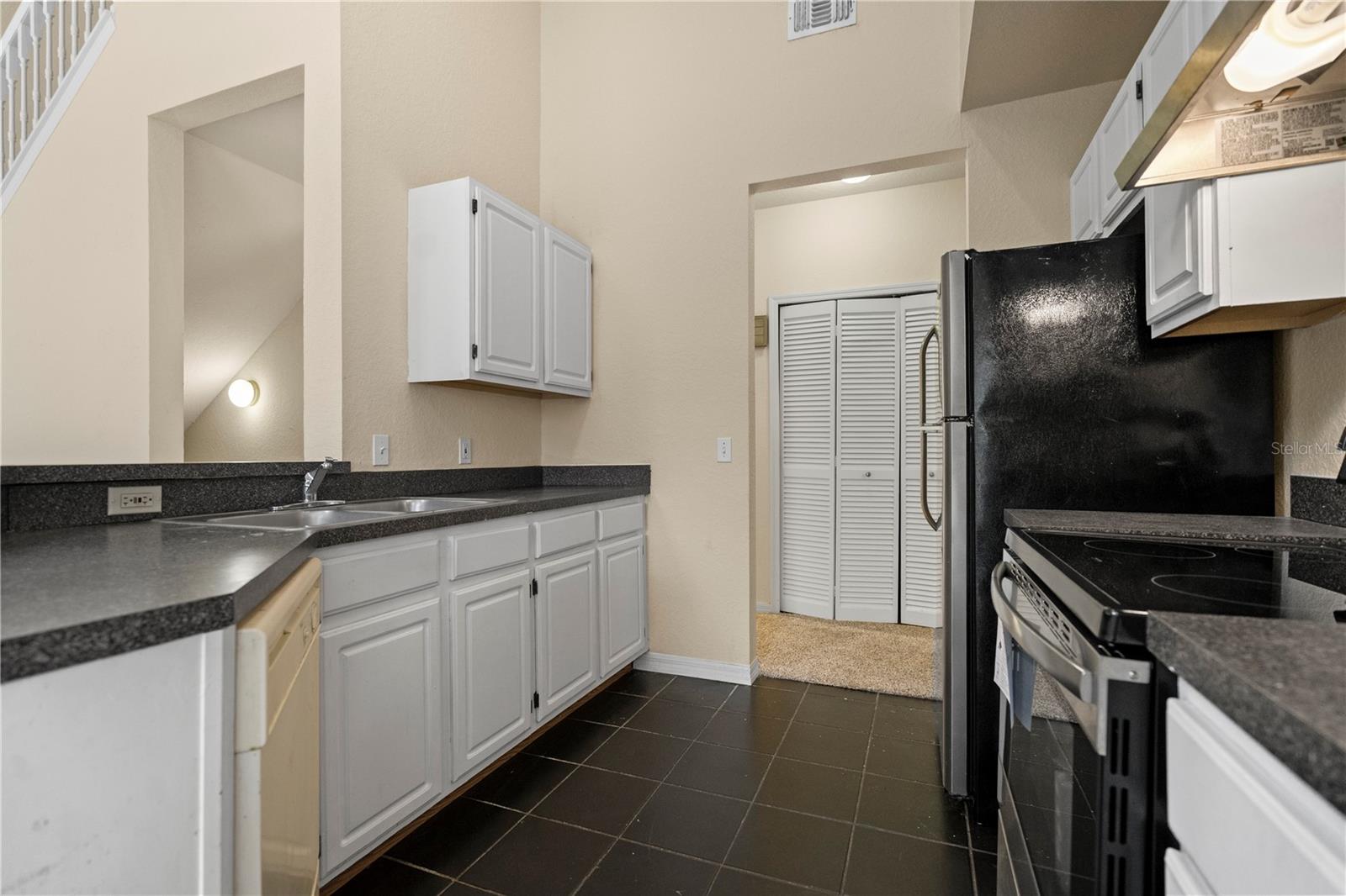 Image 6 of 39 For 6021 Westgate Drive 823