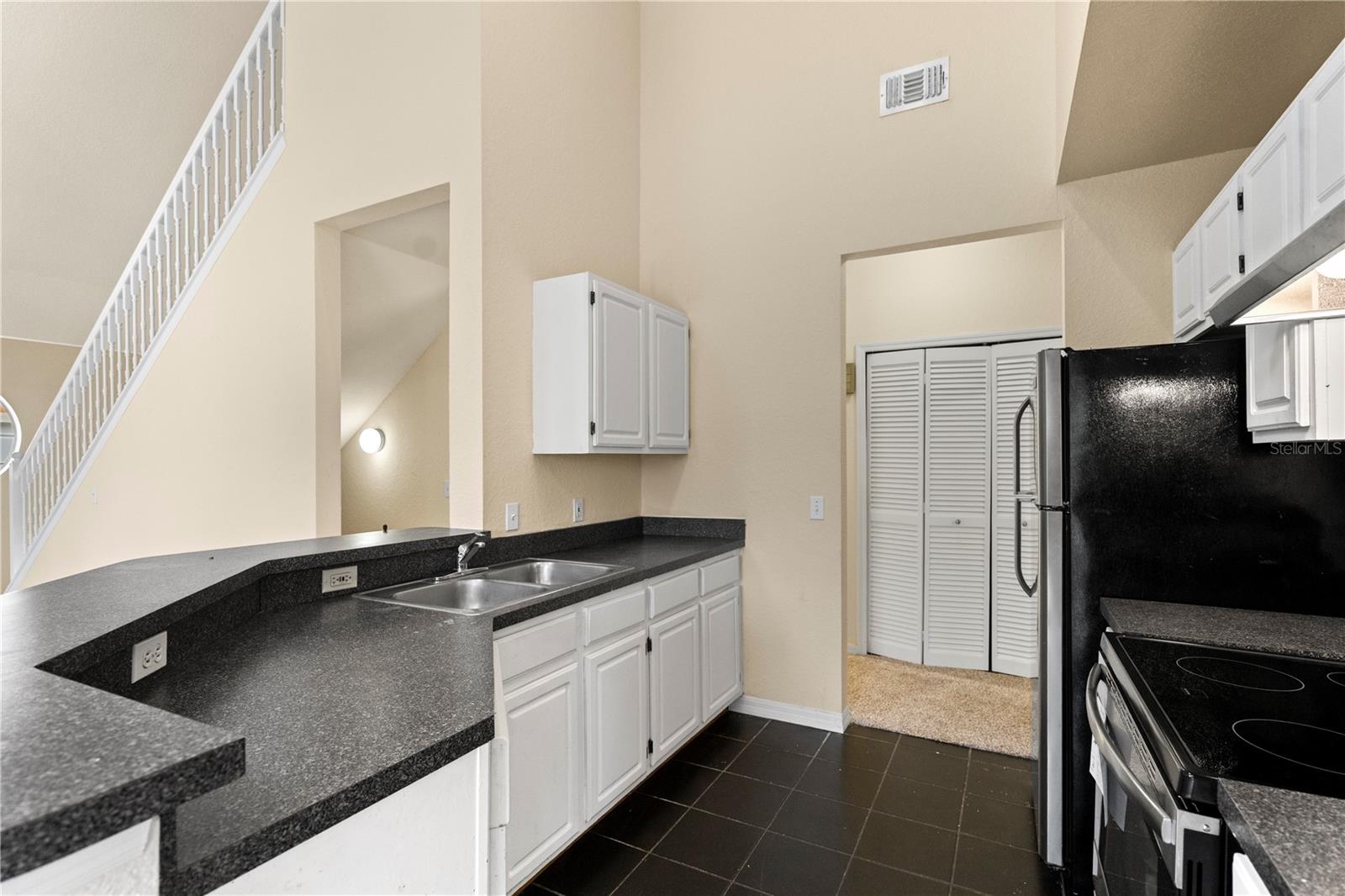 Image 7 of 39 For 6021 Westgate Drive 823