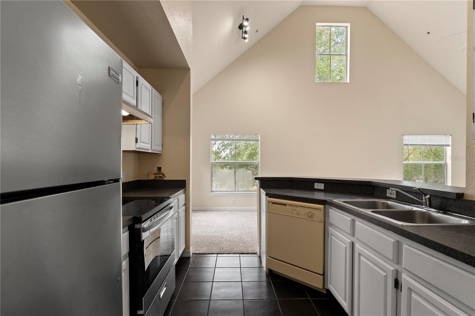 Image 9 of 39 For 6021 Westgate Drive 823