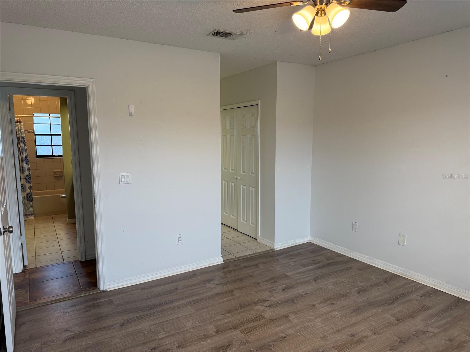 Image 11 of 21 For 3217 Oak Lawn Place 211