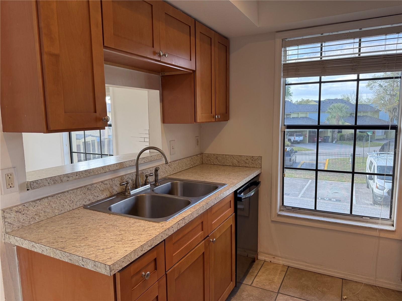 Image 4 of 21 For 3217 Oak Lawn Place 211