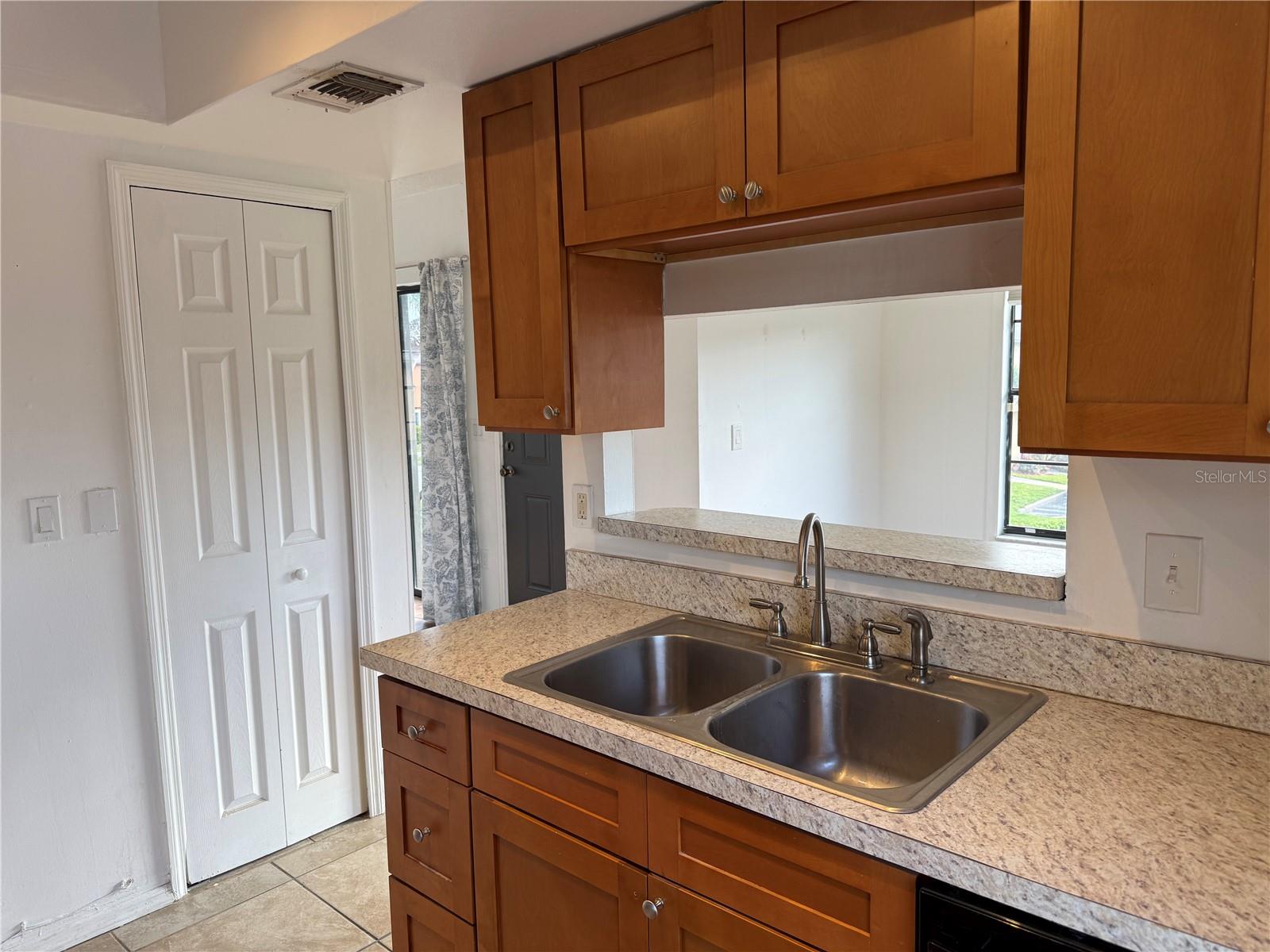 Image 5 of 21 For 3217 Oak Lawn Place 211