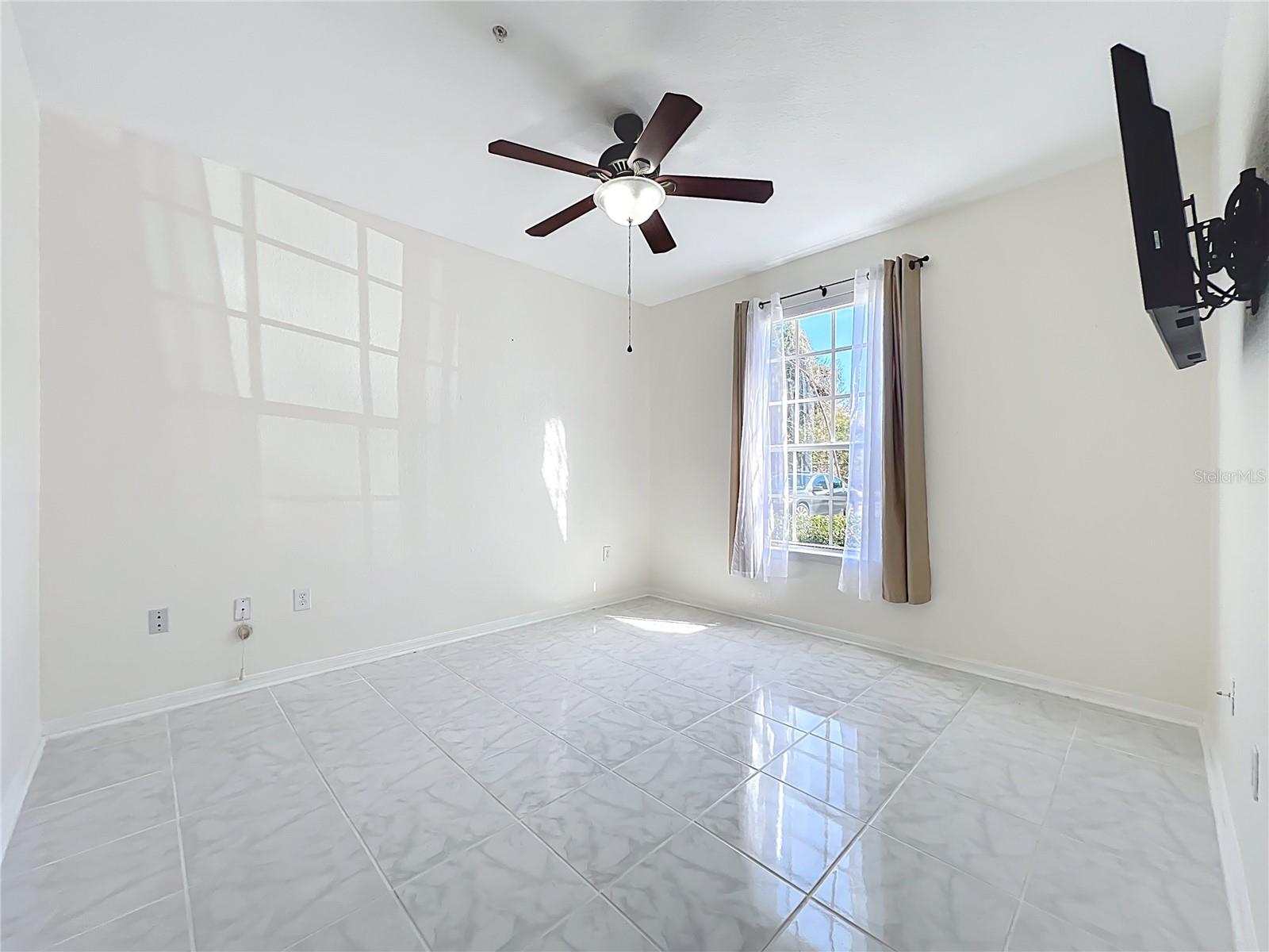 Image 32 of 52 For 837 Grand Regency Point 103