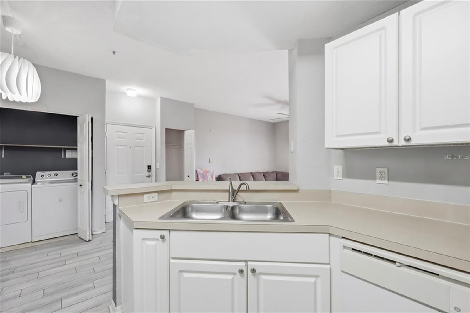 Image 13 of 20 For 5518 Metrowest Boulevard 11-104