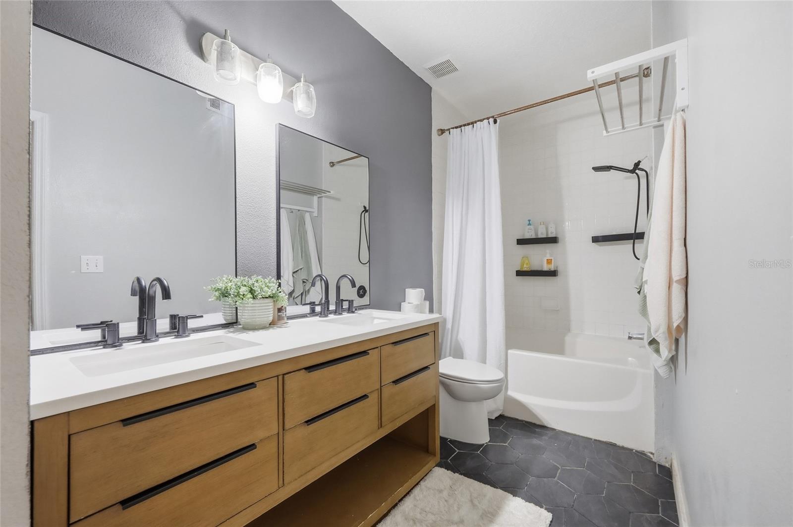 Image 18 of 20 For 5518 Metrowest Boulevard 11-104