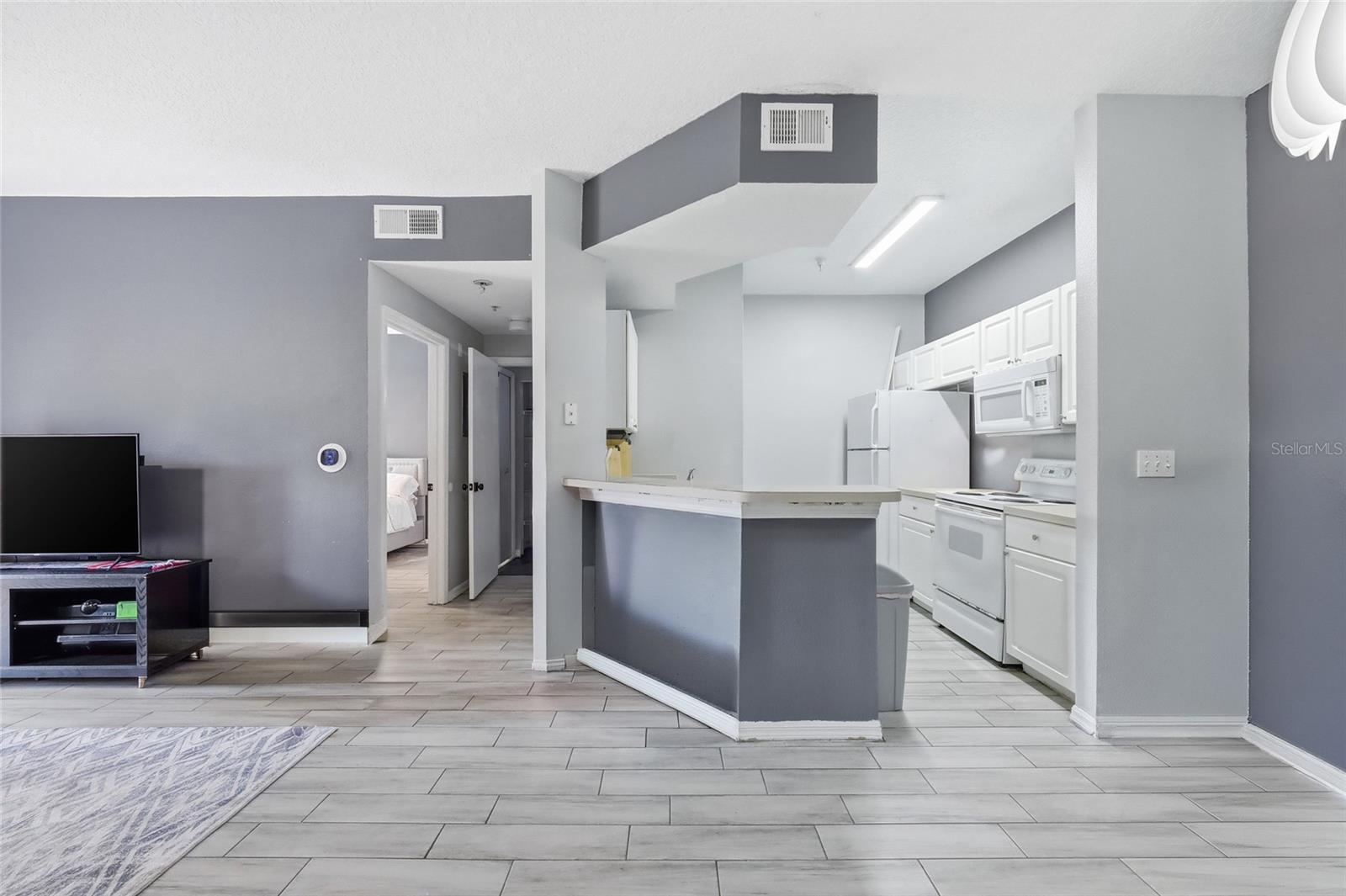 Image 9 of 20 For 5518 Metrowest Boulevard 11-104