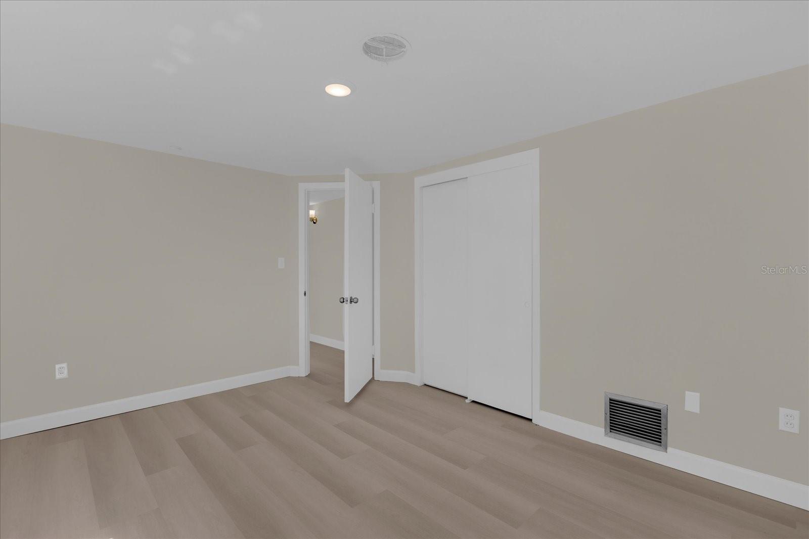 Image 14 of 35 For 1610 Glenwood Road