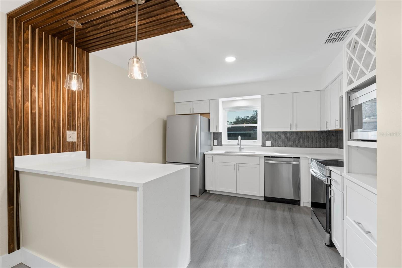 Image 11 of 26 For 700 Oakland Road