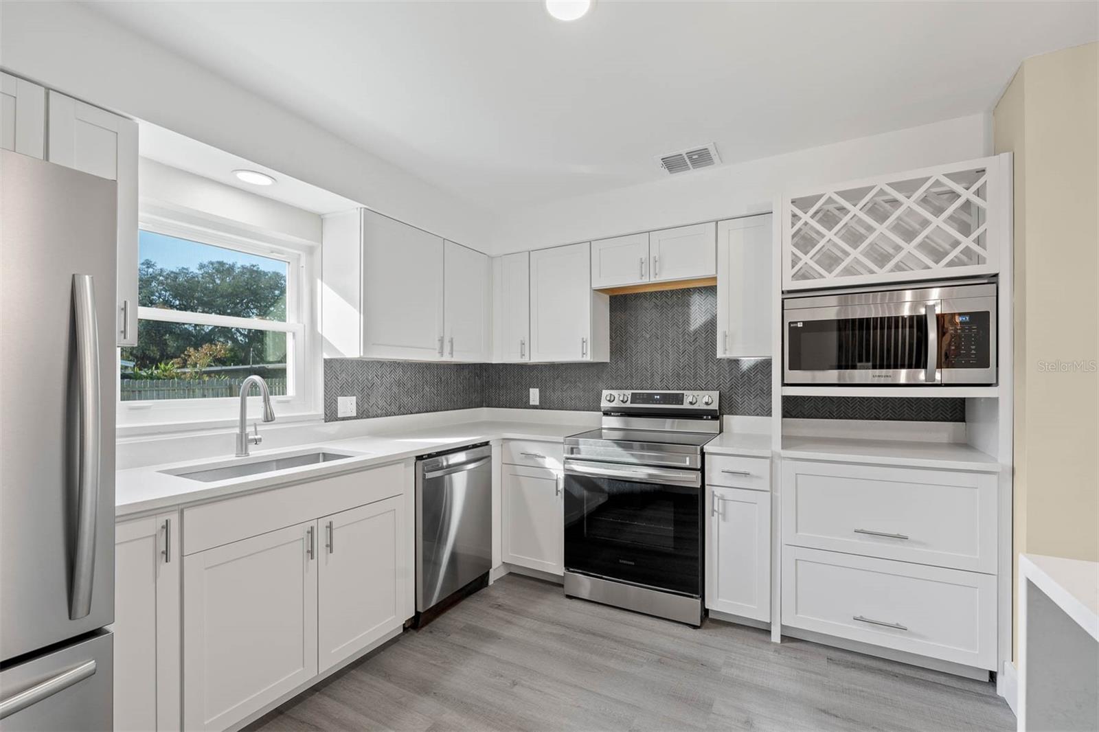 Image 12 of 26 For 700 Oakland Road